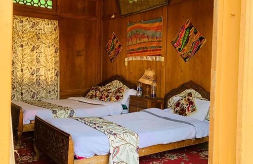 Nagin Bagh Hotel | Houseboat Mughal Suit