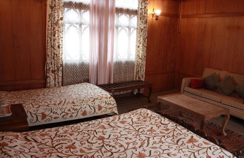 Nagin Bagh Hotel | Houseboat Mughal Suit