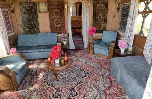 Srinagar Boat Rental | Houseboat Shamshad