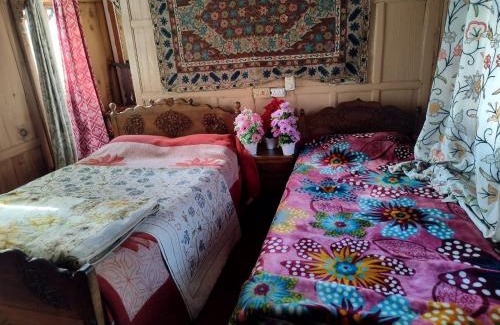 Srinagar Boat Rental | Houseboat Shamshad