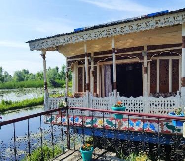 Srinagar Boat Rental | Houseboat Shamshad