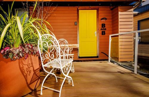 Hoofddorppleinbuurt Bed & Breakfast | Houseboat studio with canalview and free bikes