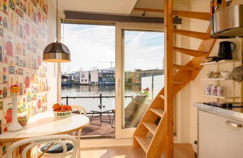Hoofddorppleinbuurt Bed & Breakfast | Houseboat studio with canalview and free bikes