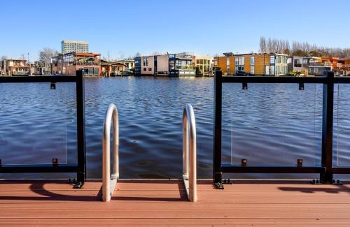 Hoofddorppleinbuurt Bed & Breakfast | Houseboat studio with canalview and free bikes