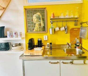 Hoofddorppleinbuurt Bed & Breakfast | Houseboat studio with canalview and free bikes