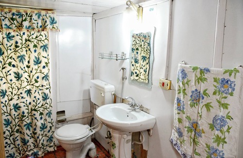 Dal Lake Hotel | Houseboat Zaindari Palace