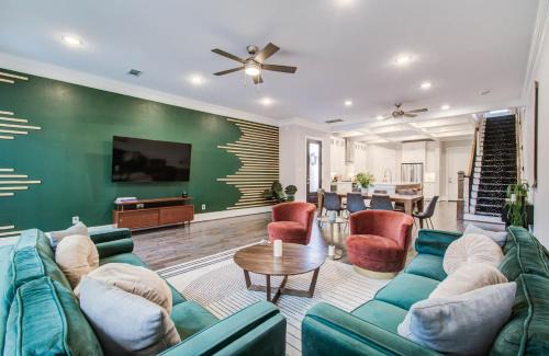 Washington Ave./ Memorial Park House | Houston Central Location - Stylish with Jacuzzi