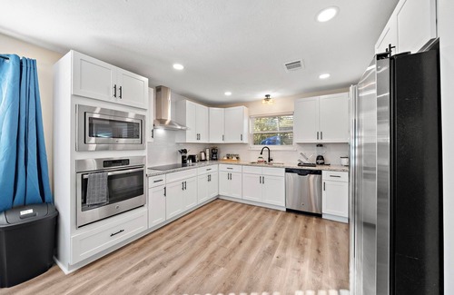 Ponderosa Forest House | Houston Getaway | Yard BBQ | Game Room | Sleep 16