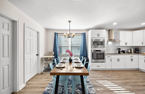Ponderosa Forest House | Houston Getaway | Yard BBQ | Game Room | Sleep 16