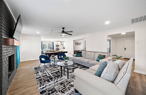 Ponderosa Forest House | Houston Getaway | Yard BBQ | Game Room | Sleep 16