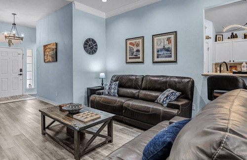 College Station House | Howdy! Less than 4 miles from Kyle Field, Shirewood Manor is a perfect getaway.