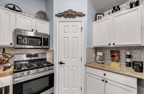 College Station House | Howdy! Less than 4 miles from Kyle Field, Shirewood Manor is a perfect getaway.