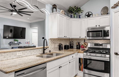 College Station House | Howdy! Less than 4 miles from Kyle Field, Shirewood Manor is a perfect getaway.