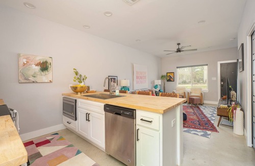 Downtown House | HowdyHouse: Designer Townhouse in Historic FOODIE Bryan Minutes to Kyle Field