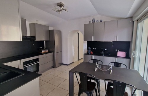 Magalas Apartment | Hub for sightseeing, cultural activities and beach, courtyard, private and quiet