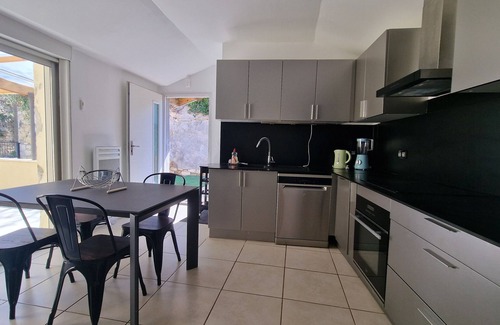 Magalas Apartment | Hub for sightseeing, cultural activities and beach, courtyard, private and quiet