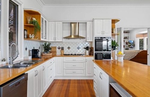 Yarra Glen House | Hubbard Hill Yarra Glen Oasis: 4-Bdrm Home with Pool & Stunning Valley Views