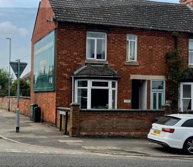 Kettering House | Huge 4 bed in the heart of Kettering