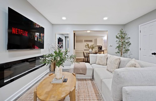 Des Plaines House | Huge 4BR w/Yard | Sleeps 8 | LCP Collection