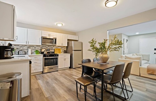 Des Plaines House | Huge 4BR w/Yard | Sleeps 8 | LCP Collection