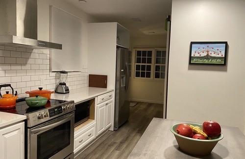 Bristol Apartment | Huge apartment in Bristol Beautiful Historical home with pool and playground
