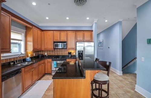 Kiska Beach House | HUGE Family house with NEW pool and 60 seconds to Emerald Beach