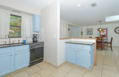 Sarasota House | Huge Heated Pool Home - Minutes to Siesta Key, Shopping, and More!