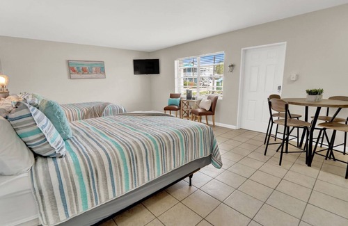 Crescent Beach Condo | Huge, Newly Renovated Studio w/ Kitchen and Dining