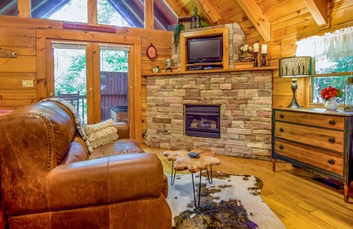 Gatlinburg Apartment | Hugs and Kisses Luxury Honeymoon Hideaway - Great Location w/ Hot Tub!