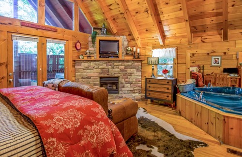 Gatlinburg Apartment | Hugs and Kisses Luxury Honeymoon Hideaway - Great Location w/ Hot Tub!