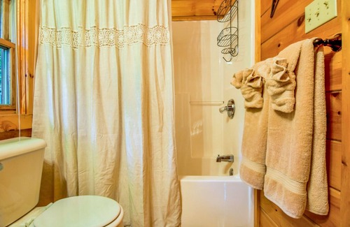 Gatlinburg Apartment | Hugs and Kisses Luxury Honeymoon Hideaway - Great Location w/ Hot Tub!