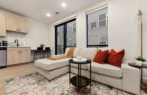 East Liberty Apartment | HULU+GYM with Parking Near UPMC|Pitt Uni|Shopping