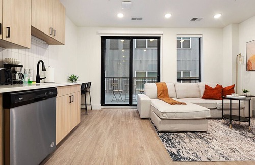 East Liberty Apartment | HULU+GYM with Parking Near UPMC|Pitt Uni|Shopping