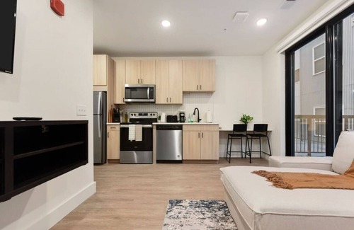 East Liberty Apartment | HULU+GYM with Parking Near UPMC|Pitt Uni|Shopping