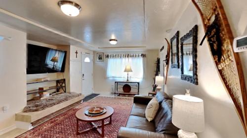Silverthorne House | Hummingbird House