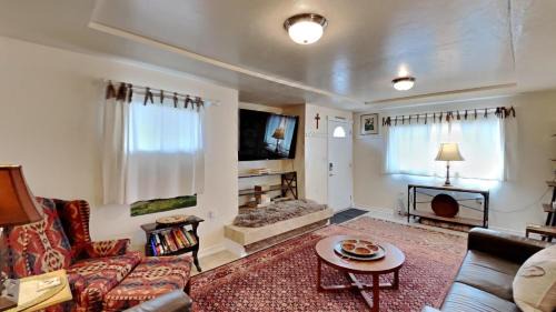 Silverthorne House | Hummingbird House