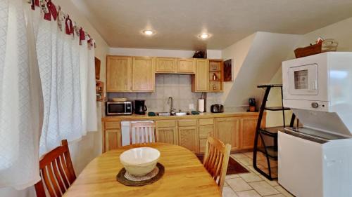 Silverthorne House | Hummingbird House