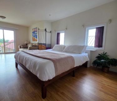 Hunts Point Apartment | Hunts Point Rustic Coastal Retreat with King Bed