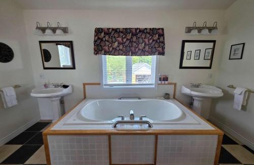 Hunts Point Apartment | Hunts Point Rustic Coastal Retreat Deluxe Suite