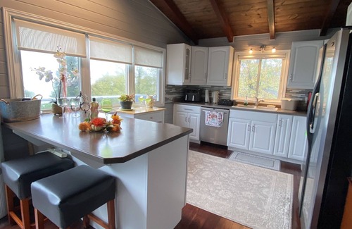 Ashfield-Colborne-Wawanosh Cottage | Huron Waterfront Cottage/16+ Guests/Hottub/Outdoor Shower/2 pets/private Beach.