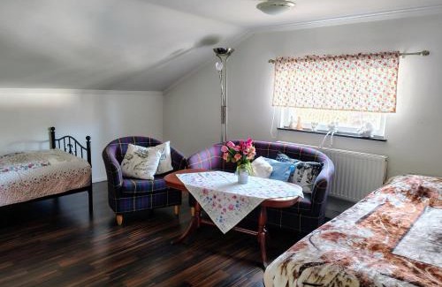Jadraas House | Hus mellan Jädraås Kungsberget