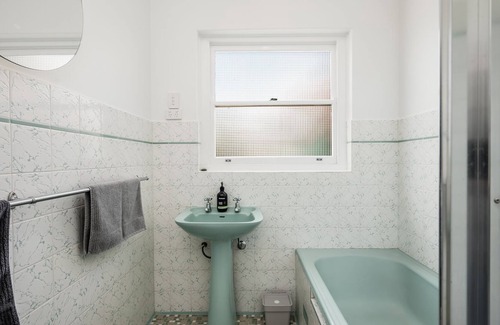 Goolwa House | Hutchinson House one street back from the river and close to township