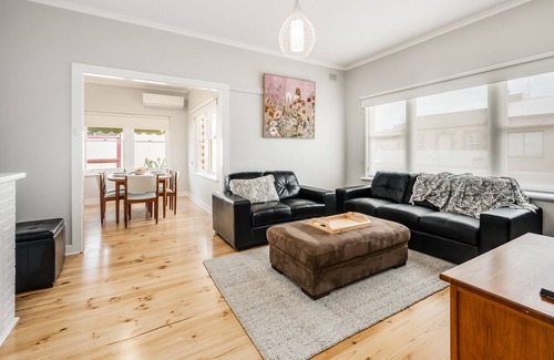 Goolwa House | Hutchinson House one street back from the river and close to township