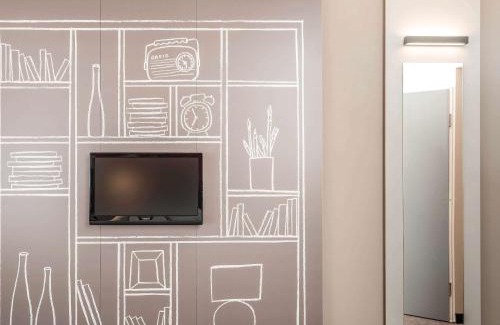 Little Hay Hotel | ibis Birmingham Airport Terminal Building - NEC