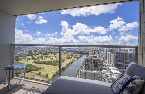 Waikiki Condo | IC 43th Floor Studio with balcony to enjoy Mountain View