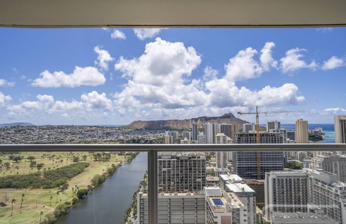 Waikiki Condo | IC 43th Floor Studio with balcony to enjoy Mountain View