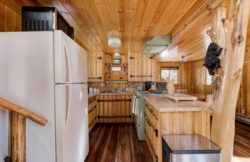 Red River Cabin | Iconic Mountain Cabin | River | Couples | Peaceful (pet-friendly)