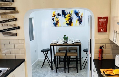 Wigan House | Ideal 3 bed pay-as-you-stay home in Wigan sleeps 6