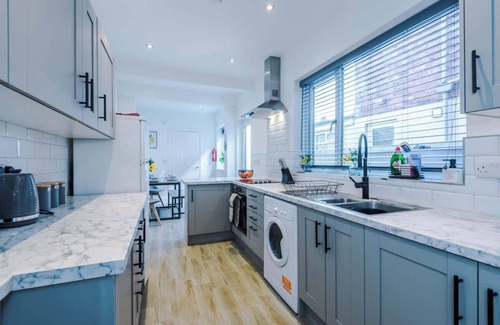 Crewe House | Ideal for contractors & long term stays, sleeps 8!