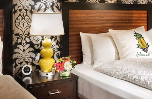 Lower Queen Anne Hotel | Ideal for Groups: 2 Rooms w/Pool Access Steps Away from the Space Needle